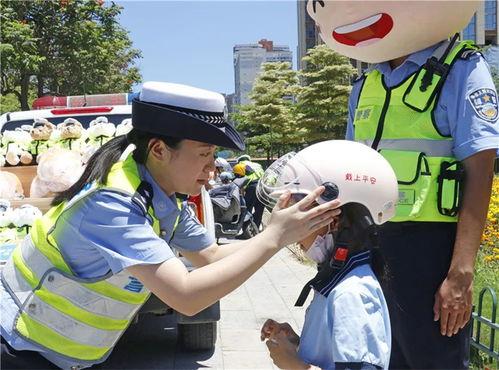 娱乐吃瓜酱交警小熊,交警小熊的娱乐吃瓜日常